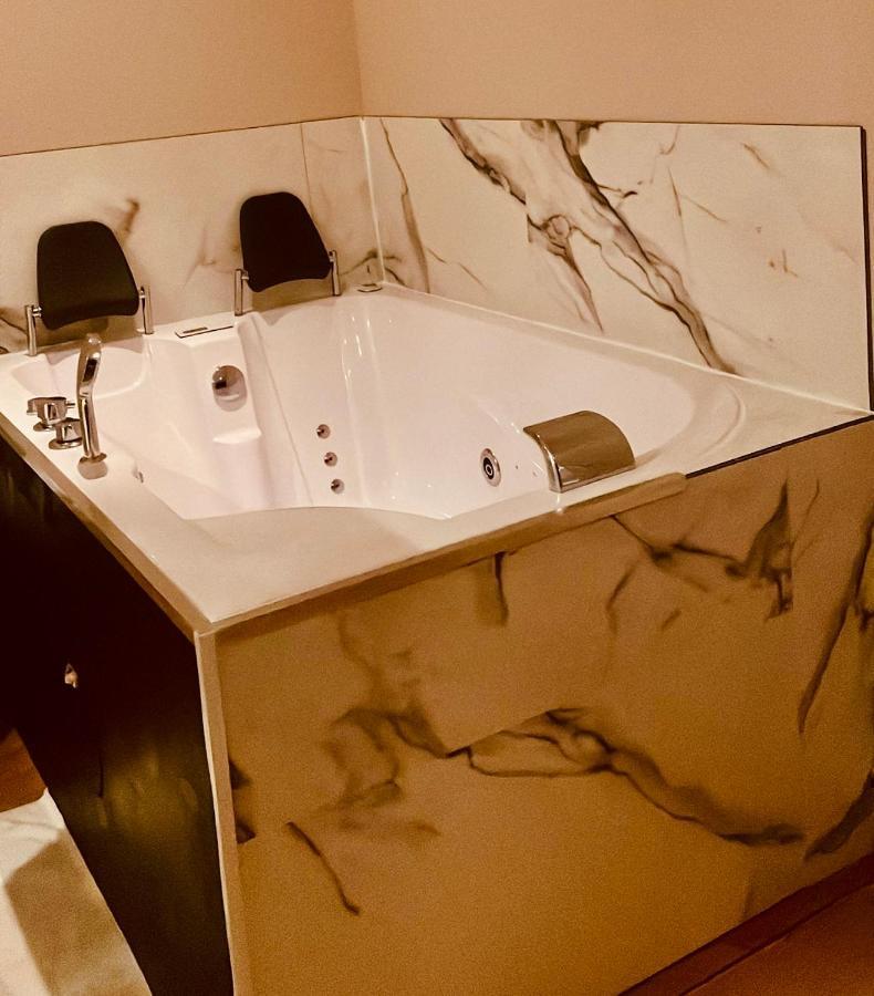 Jacuzzi Love Room Paris Luaran gambar